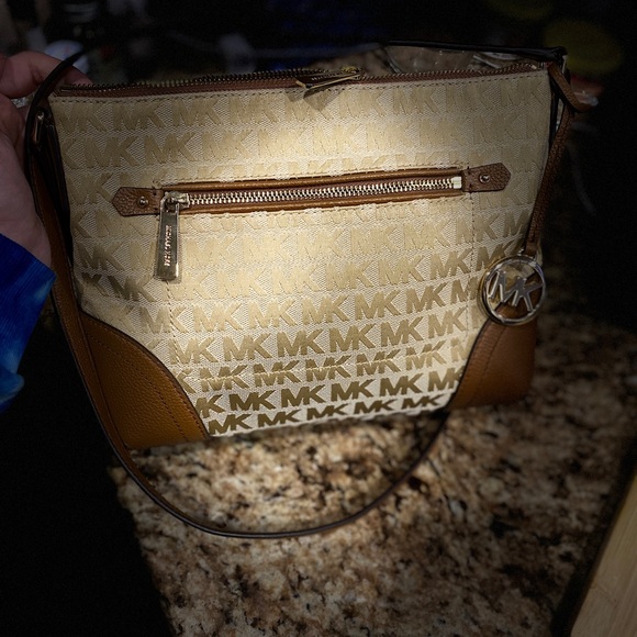 Micheal Kors purse - Picture 2 of 3